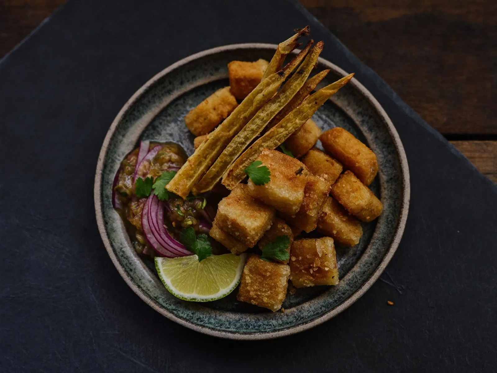 Chicharrón de paiche con salsa criolla