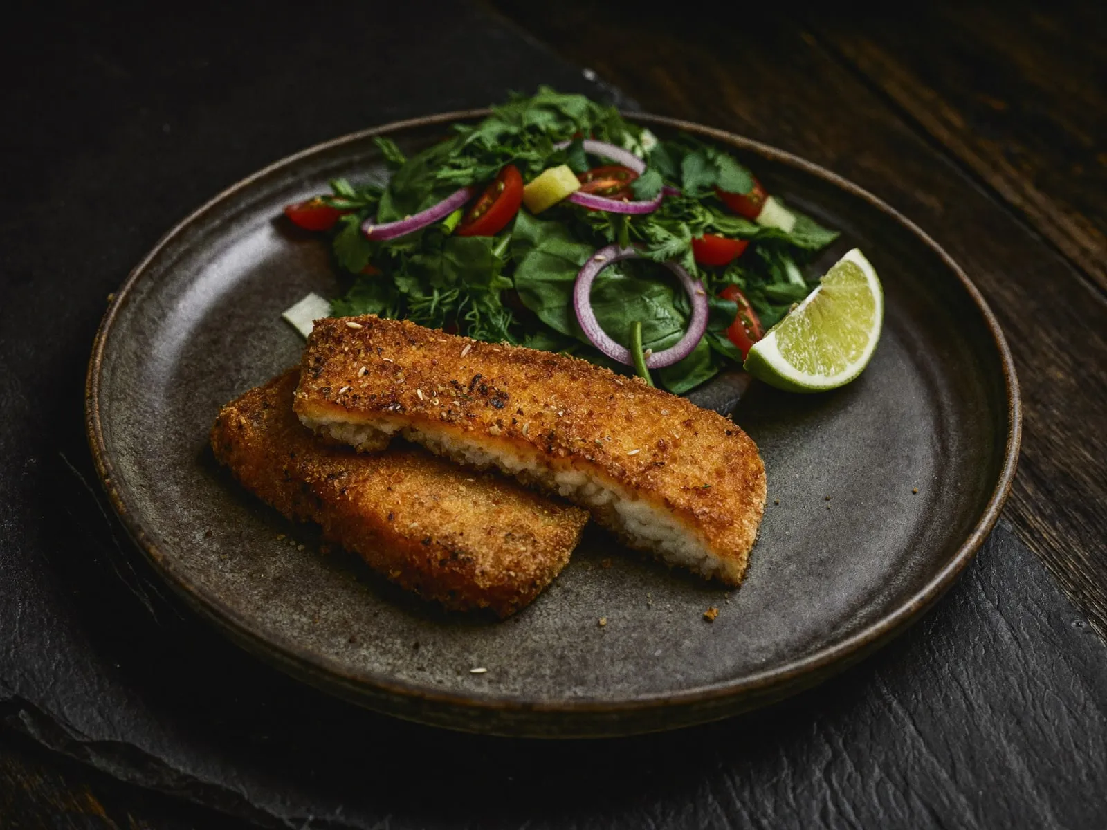 Paiche apanado con ensalada de chonta