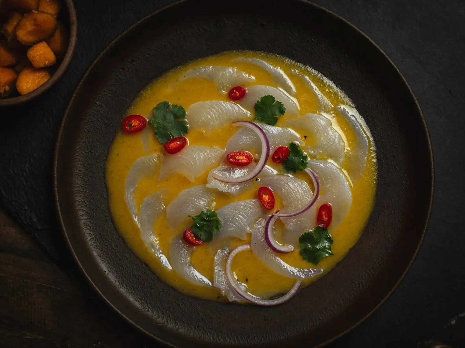 Tiradito de paiche con leche de tigre de cocona